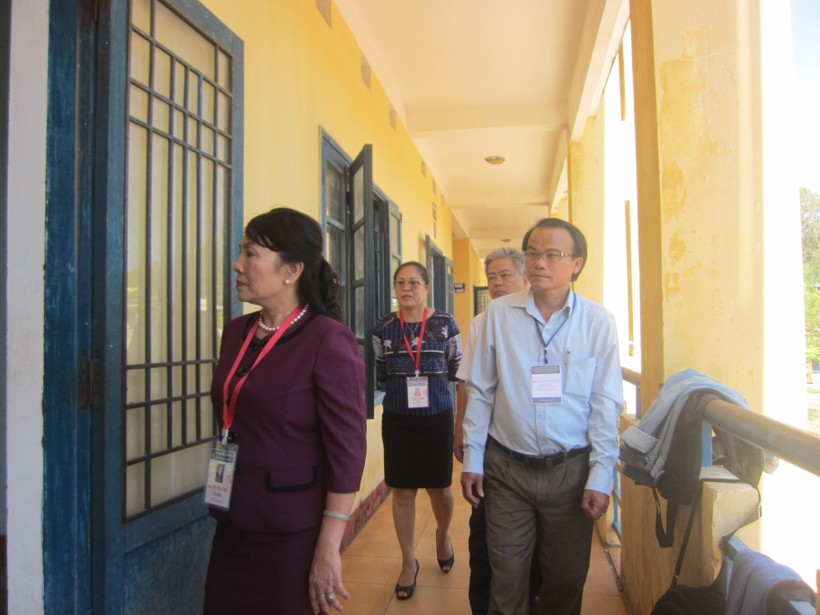 Thứ trưởng Nguyễn Thị Nghĩa và đoàn kiểm tra thị sát tại các điểm thi.