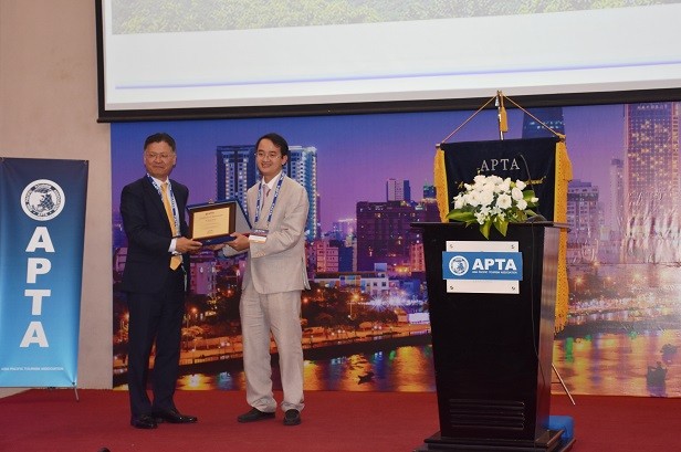 Đại diện Hiệp hội APTA tặng quà lưu niệm cho đại diện trường ĐH Duy Tân – đơn vị đăng cai hội nghị APTA lần thứ 25.