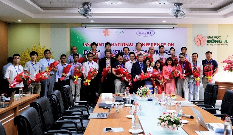 Đại diện trường ĐH Đông Á tặng hoa cho các chuyên gia, các học giả, nhà nghiên cứu tham dự DSBFI 2019
