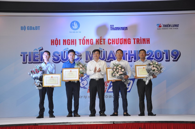 Đại diện Bộ GD&ĐT trao bằng khen cho các đơn vị có thành tích xuất sắc trong chương trình Tiếp sức mùa thi năm 2019.
