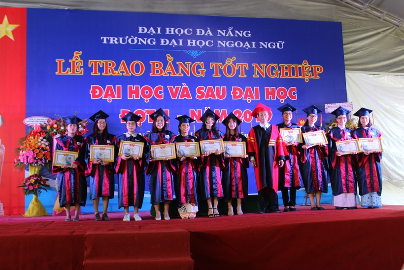PGS.TS Trần Hữu Phúc trao giấy khen cho những SV có thành tích học tập và rèn luyện nổi bật
