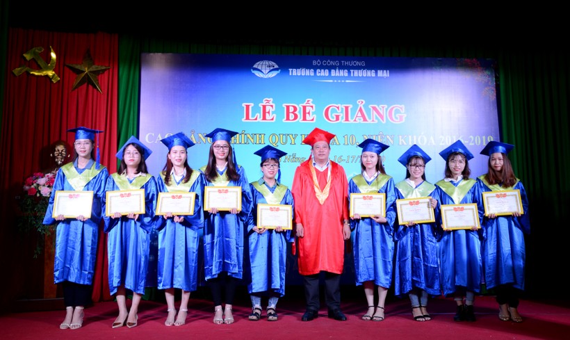 TS Đinh Văn Tuyên – Hiệu trưởng nhà trường khen thưởng SV có thành tích học tập xuất sắc toàn khóa.