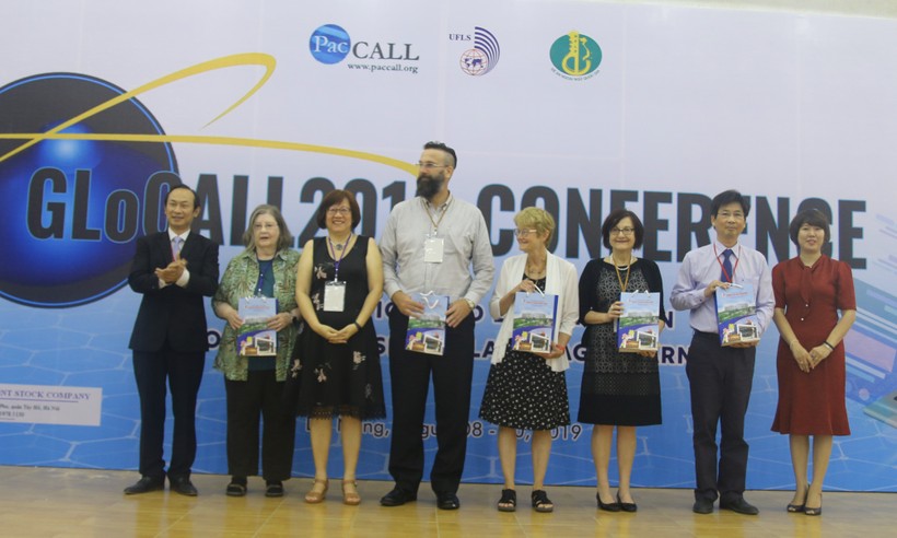Đại diện trường ĐH Ngoại ngữ, ĐH Đà Nẵng tặng quà lưu niệm cho Ban tổ chức Hội nghị GLoCALL 2019