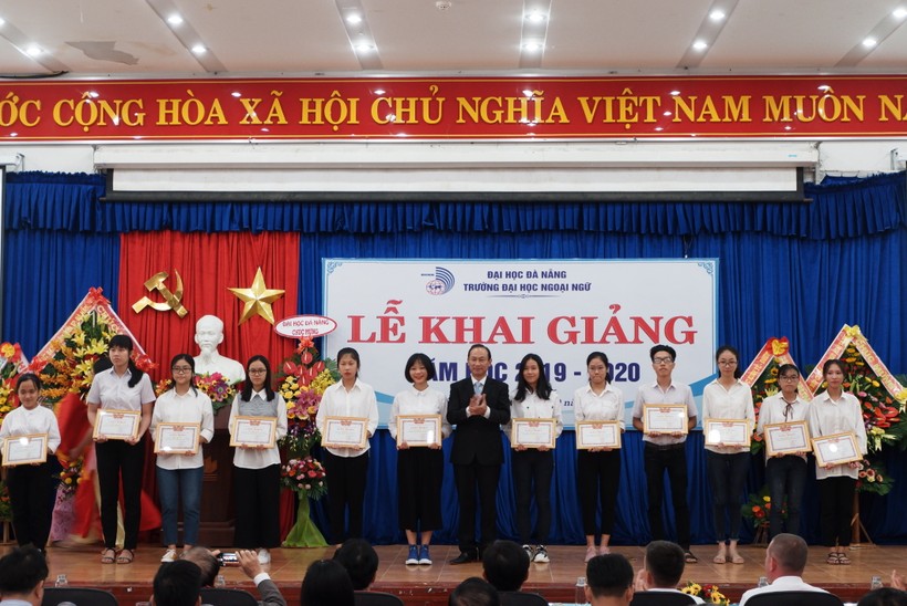 BGH trường ĐH Ngoại ngữ, ĐH Đà Nẵng khen thưởng các thủ khoa, á khoa ngành.