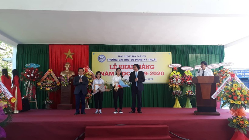 Đại diện Ban giám đốc ĐH Đà Nẵng và BGH trường ĐH Sư phạm Kỹ thuật, ĐH Đà Nẵng khen thưởng cho thủ khoa đầu vào năm 2019.