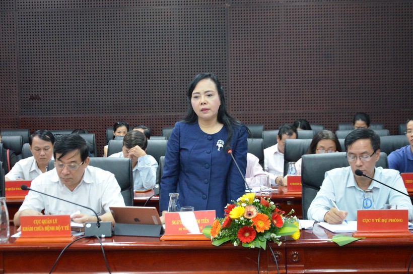 Bộ trưởng Bộ Y tế Nguyễn Thị Kim Tiến trong buổi làm việc với UBND TP Đà Nẵng và một số địa phương miền Trung về tình hình dịch sốt xuất huyết.