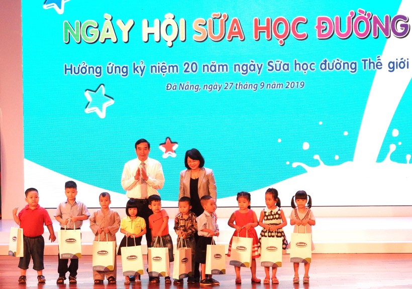 Phó Chủ tịch nước Nguyễn Thị Ngọc Thịnh và Phó Chủ tịch UBND TP Đà Nẵng Lê Trung Chinh trao quà cho trẻ mầm non TP Đà Nẵng trong chương trình Ngày hội sữa học đường.