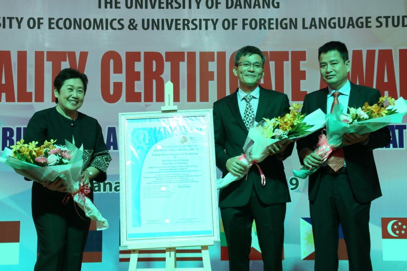 Đại diện AUN-QA trao Chứng nhận đạt chuẩn chất lượng cho Khoa Quốc tế học, Trường ĐH Ngoại ngữ - ĐH Đà Nẵng.
