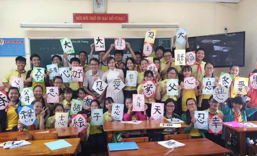 Một giờ học tiếng Nhật với sự hỗ trợ của giáo viên bản ngữ tại trường THCS Lương Thế Vinh (Q. Liên Chiểu, TP Đà Nẵng).

