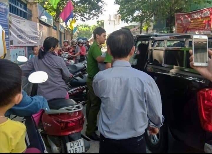 Rất nhiều phụ huynh và người dân tập trung trước cổng trường Tiểu học Nguyễn Bỉnh Khiêm theo dõi vụ việc.