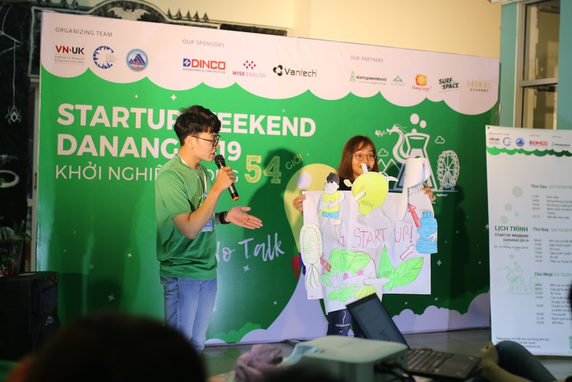 Đại diện một nhóm tham gia Startup Weekend Danang đang trình bày dự án.