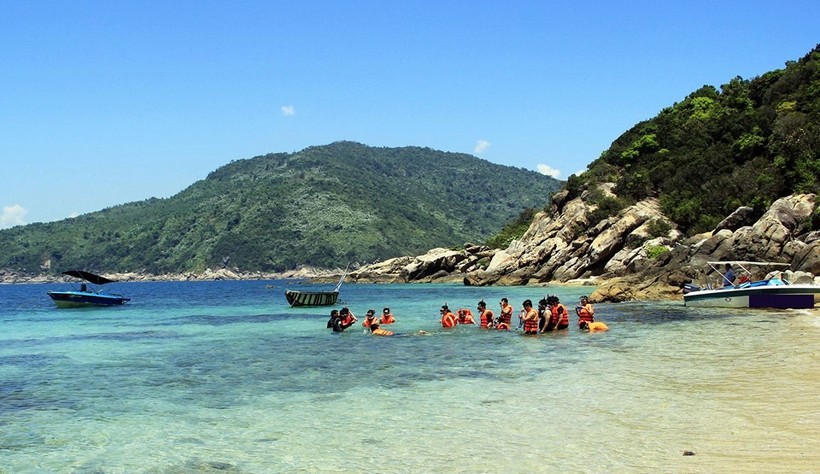 Ban quản lý bán đảo Sơn Trà và các bãi biển Đà Nẵng khuyến cáo du khách nên gửi đồ đạc tại các điểm dịch vụ trông coi ở các bãi biển 
