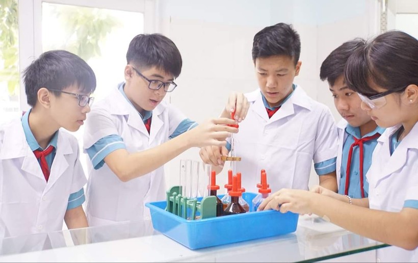 Học sinh khối THPT trường Tiểu học – THCS – THPT Sky - Line thực hành môn Hóa học tại phòng thí nghiệm.