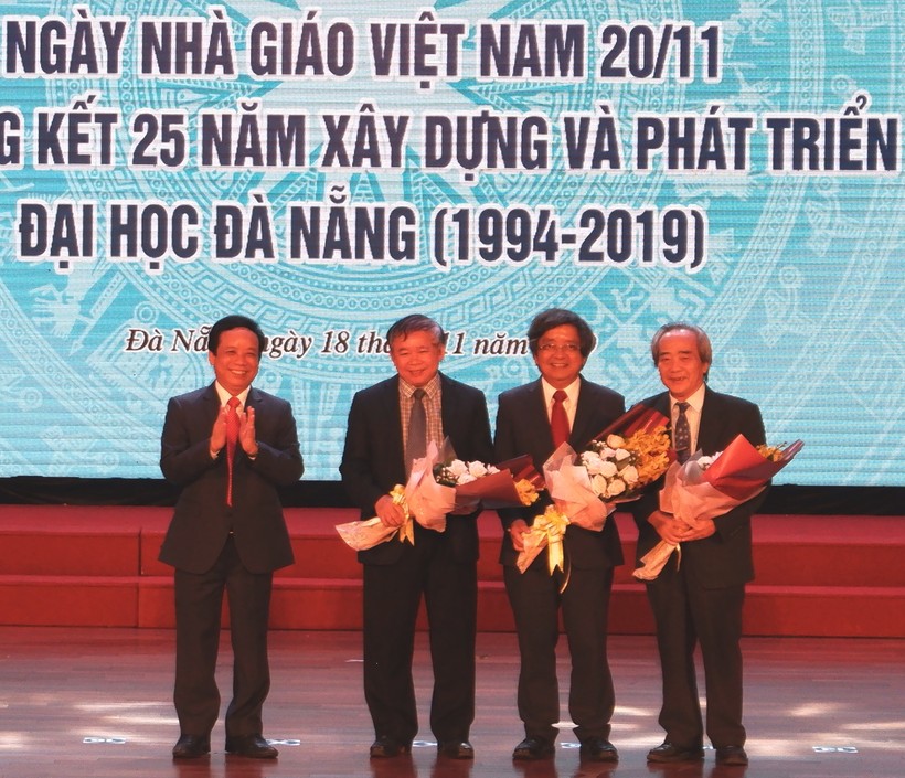 PGS.TS Nguyễn Ngọc Vũ – Giám đốc ĐH Đà Nẵng tặng hoa tri ân các thế hệ lãnh đạo ĐH Đà Nẵng.