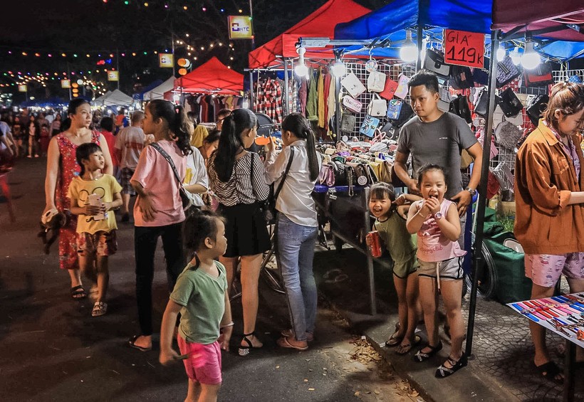 Chợ đêm Sơn Trà thu hút nhiều khách du lịch tham quan, mua sắm.