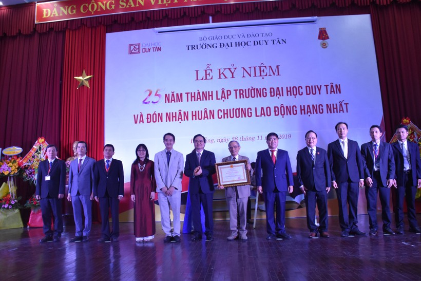 Tập thể trường ĐH Duy Tân đón nhận nhiều phần thưởng cao quý trong Lễ kỷ niệm 25 năm thành lập trường.