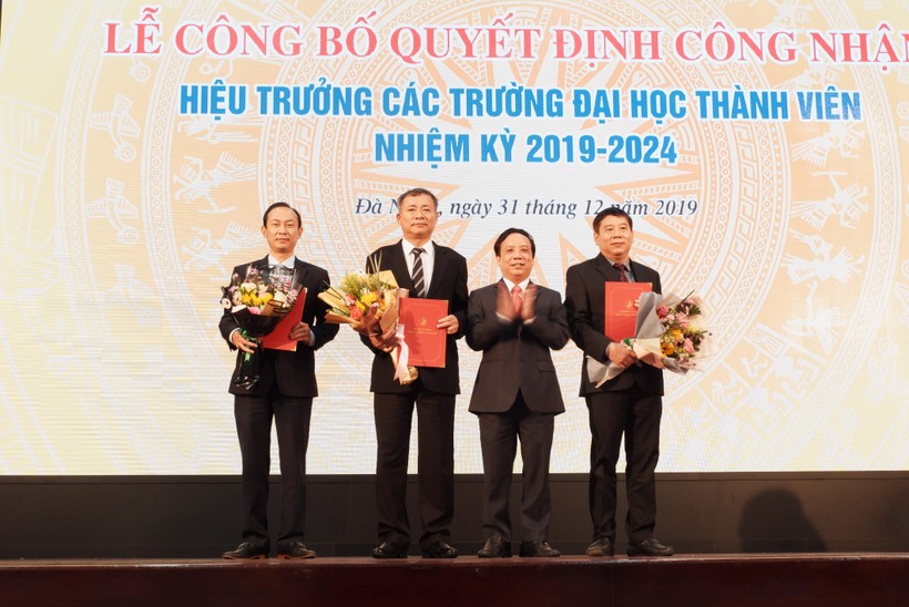 PGS.TS Nguyễn Ngọc Vũ – Giám đốc ĐH Đà Nẵng trao quyết định bổ nhiệm Hiệu trưởng 3 trường đại học thành viên và tặng hoa chúc mừng.