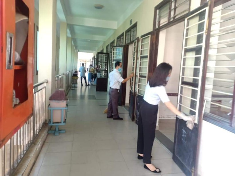 Thầy cô giáo ở Đà Nẵng vệ sinh trường lớp đón HS trở lại trường