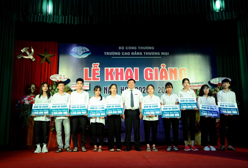 TS Đinh Văn Tuyên – Hiệu trưởng trường CĐ Thương mại tặng học bổng cho tân sinh viên khóa 14 có hoàn cảnh khó khăn.