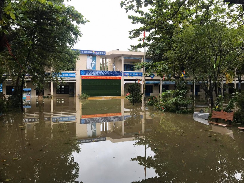 Trường Tiểu học An Phước còn ngập trong nước. 