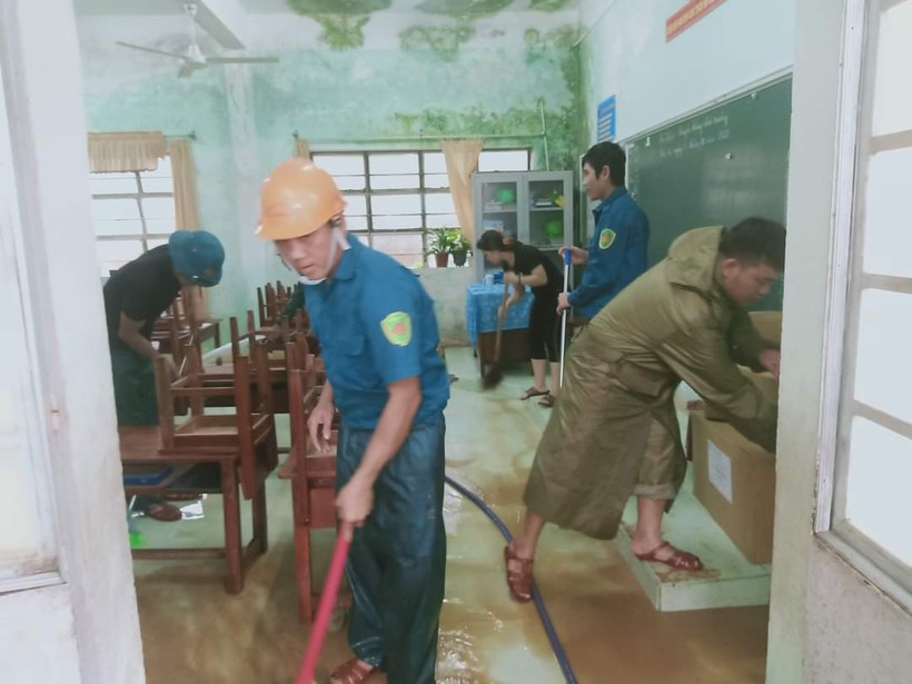 CB, GV và lực lượng dân phòng dội bùn, thau rửa các phòng học của trường Tiểu học Hòa Liên (Hòa Vang) 