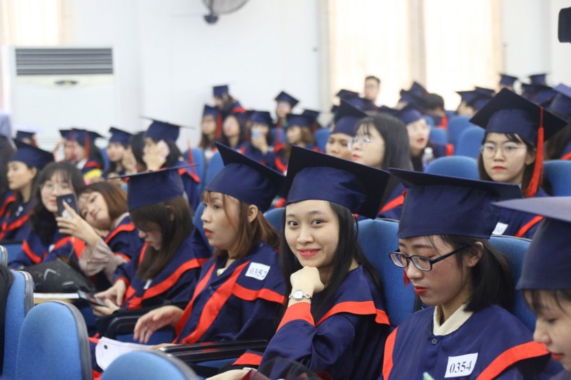 SV trường ĐH Ngoại ngữ, ĐH Đà Nẵng trong lễ trao bằng tốt nghiệp đợt I năm 2020