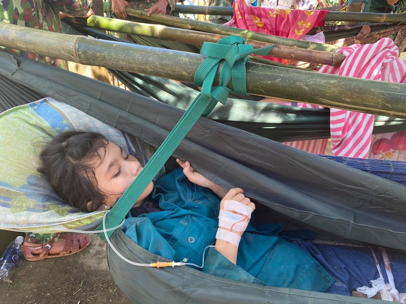 Một HS bị thương nặng trong vụ sạt lở ở Trà Leng được lực lượng cứu hộ tìm thấy và chuyển về bệnh viện để chăm sóc.