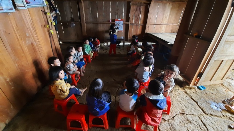 Lớp học mẫu giáo ở điểm trường Tắk Pổ được tổ chức ở nhà dân do trường học bị nghiêng