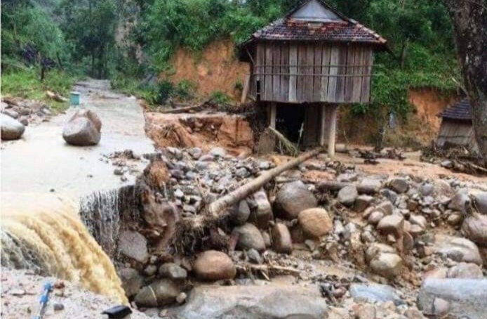 Nhiều thôn của xã Ba Gia bị cô lập, chia cắt do mưa lớn gây sạt lở núi
