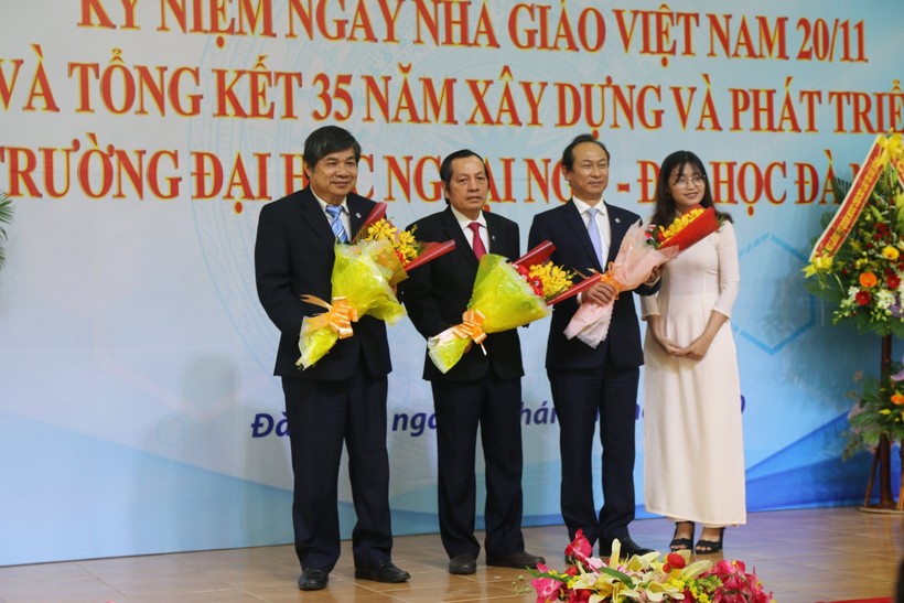 Đại diện SV trường ĐH Ngoại ngữ - ĐH Đà Nẵng tặng hoa tri ân đại diện các thầy cô giáo tại Lễ kỷ niệm 35 năm thành lập trường.