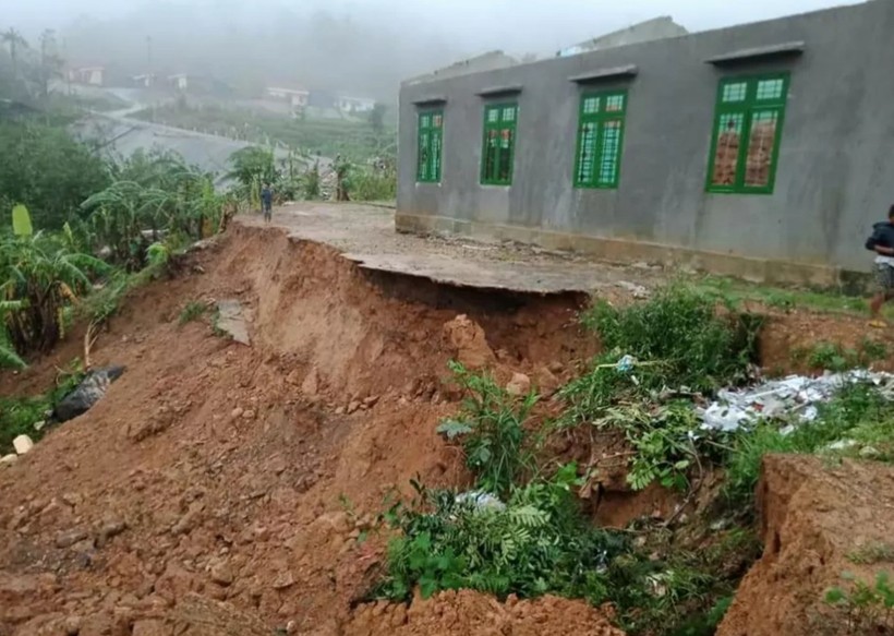 Điểm trường thôn Trà Khương nằm trong vùng có nguy cơ sạt lở cao nên không thể tiến hành sửa chữa được.