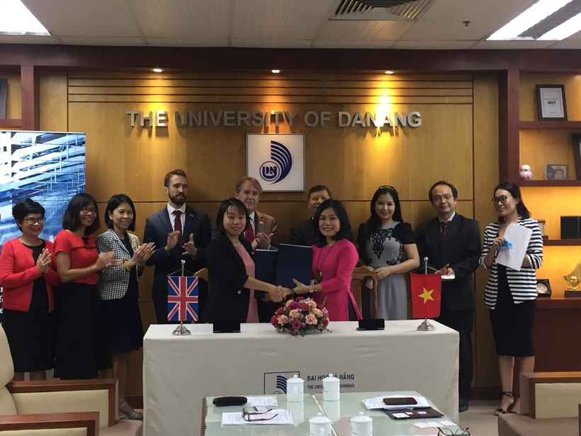 Đại diện Viện Nghiên cứu và Đào tạo Việt - Anh và Hiệp hội Kiểm toán và Kế toán Công chứng Anh quốc. 