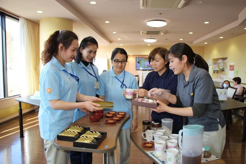 Sinh viên  trường ĐH Đông Á thực hành kỹ năng chăm sóc người bệnh tại hệ thống bệnh viện thuộc tập đoàn y tế Kameda, Nhật Bản