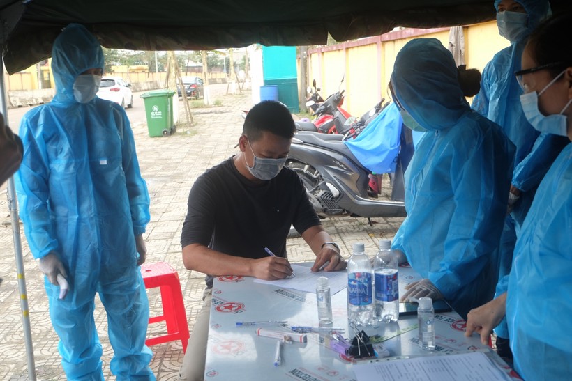 Người dân làm thủ tục khai báo y tế trước khi vào thành phố Đà Nẵng.