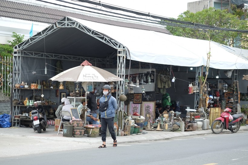 Một góc gian hàng bán đồ cổ ở chợ hoa Tết Đà Nẵng.