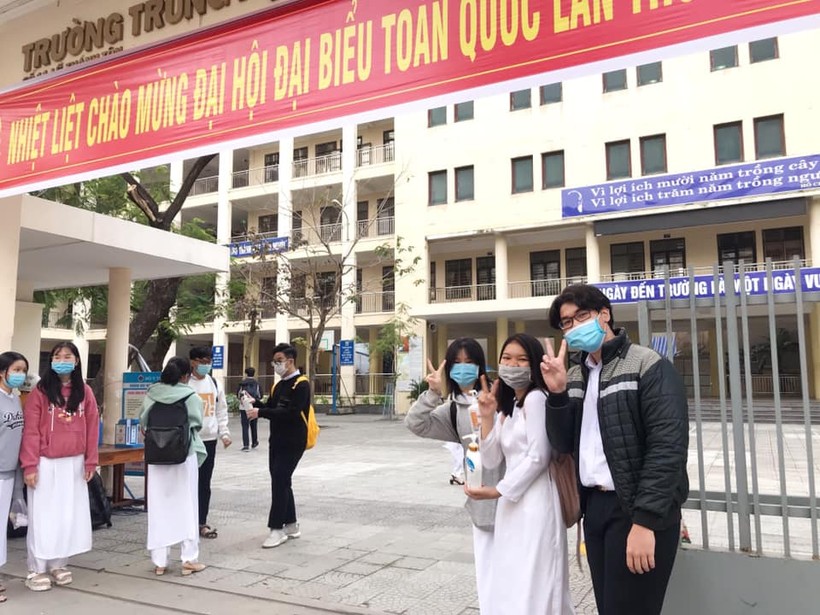 Học sinh Đà Nẵng được khuyến cáo đeo khẩu trang trên đường di chuyển đến trường.