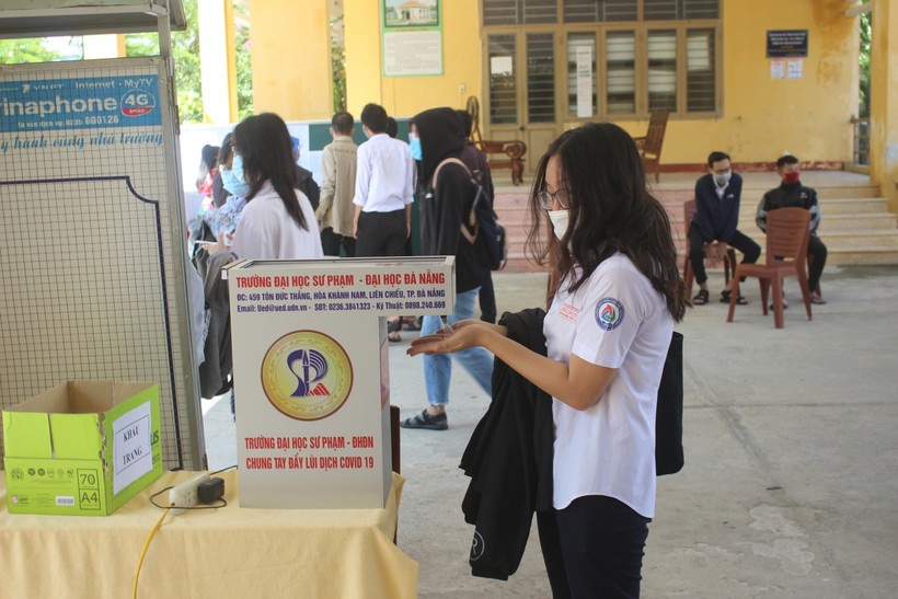 Học sinh Quảng Nam thực hiện các biện pháp phòng, chống dịch trong kỳ thi tốt nghiệp THTP đợt 1 năm 2020