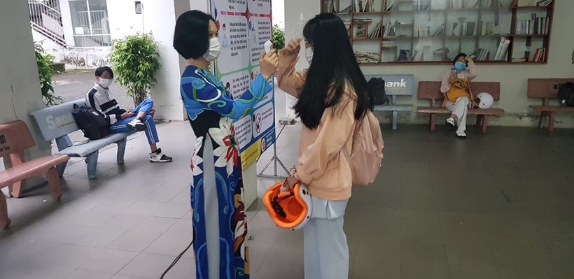 Học sinh trường THPT Phan Châu Trinh  (Đà Nẵng) được đo thân nhiệt trước mỗi buổi học 