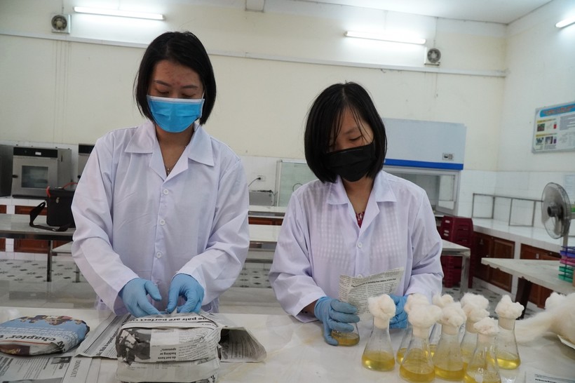 Giảng viên trường ĐH Bách khoa, ĐH Đà Nẵng sản xuất nước rửa tay diệt khuẩn