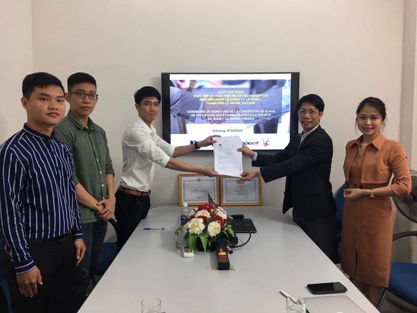 Đại diện công ty Logi VietFrance; TS. Lê Quốc Huy-Phụ trách chương trình đào tạo kỹ sư chất lượng cao Việt-Pháp (PFIEV) và SV nhận học bổng ký kết thỏa thuận.