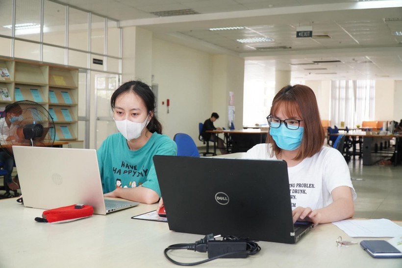 Sinh viên trường ĐH Bách khoa (ĐH Đà Nẵng) đảm bảo giãn cách khi khai thác thông tin tại Trung tâm học liệu