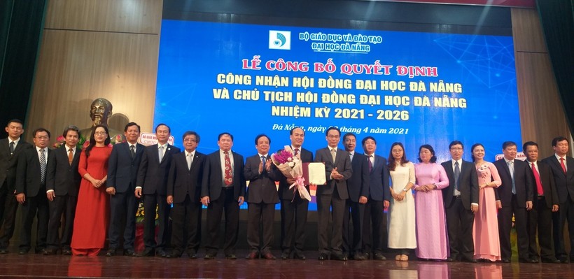 Thứ trưởng Bộ GD&ĐT Hoàng Minh Sơn trao quyết định công nhận Hội đồng và Chủ tịch Hội đồng ĐH Đà Nẵng nhiệm kỳ 2021 - 2026