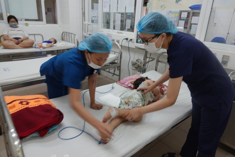 Nhiều bệnh nhi Quảng Nam mắc tay - chân - miệng được chuyển ra Đà nẵng điều trị buộc phải thở máy và lọc máu.