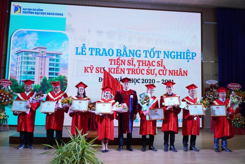 PGS.TS Nguyễn Đình Lâm - Bí thư Đảng ủy, Chủ tịch Hội đồng trường khen thưởng cho học viên cao học đạt kết quả học tập xuất sắc.