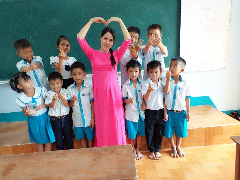 Cô giáo Đinh Thị Kem - đại sứ chương trình Điều ước cho em tại Quảng Ngãi 