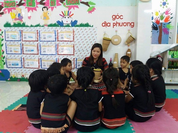 Cô giáo Trần Thị Bích Thu có nhiều sáng kiến trong việc đưa văn hóa của đồng bào Cơ Tu vào lớp học.