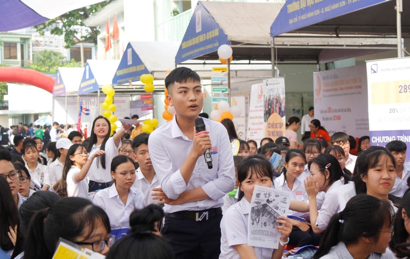 HS TP Đà Nẵng tham gia chương trình tư vấn tuyển sinh của ĐH Đà Nẵng