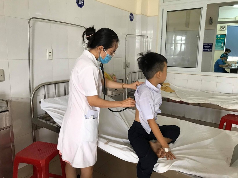 Học sinh Trường Tiểu học Hòa Khương một đang được cấp cứu tại Trung tâm y tế Hòa Vang