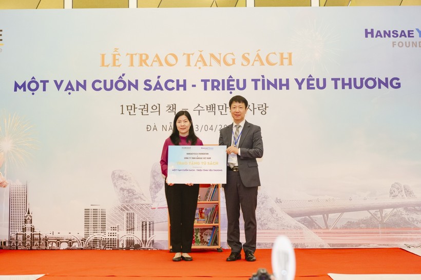 Bà Lê Thị Bích Thuận - Giám đốc Sở GD&ĐT Đà Nẵng tiếp nhận biểu trưng trong chương trình tặng sách "Một vạn cuốn sách - Triệu tình yêu thương"