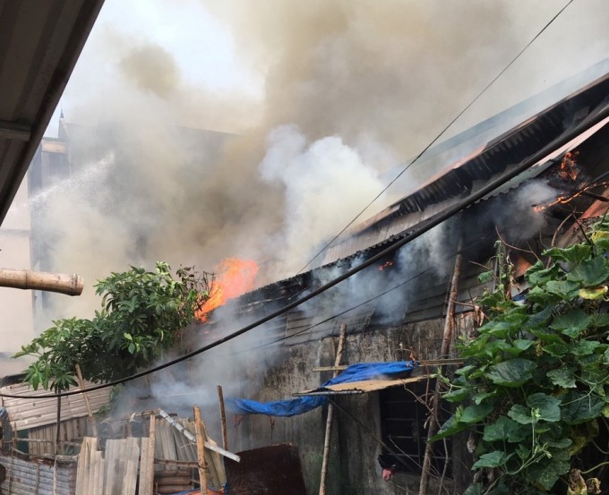 Cháy dữ dội tại quán bánh canh ở trung tâm TP Vinh.
